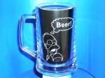 sklenice na pivo s vybroušeným  obrázkem Homera Simpsona